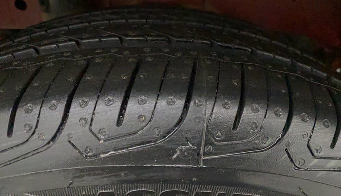 2018 Mahindra KUV 100 NXT K8 P 6 STR DUAL TONE, Petrol, Manual, 53,588 km, Left Front Tyre Tread