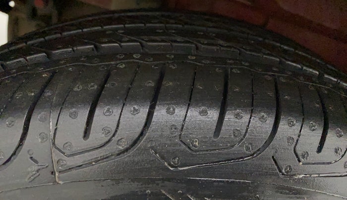 2018 Mahindra KUV 100 NXT K8 P 6 STR DUAL TONE, Petrol, Manual, 53,588 km, Right Rear Tyre Tread