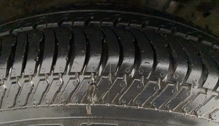 2011 Maruti Ritz VXI, Petrol, Manual, 37,300 km, Right Rear Tyre Tread