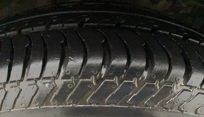 2011 Maruti Ritz VXI, Petrol, Manual, 37,300 km, Right Front Tyre Tread