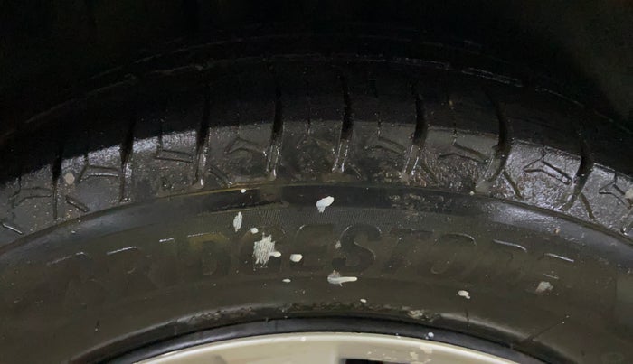 2012 Maruti Ertiga VXI, CNG, Manual, 1,21,801 km, Right Rear Tyre Tread
