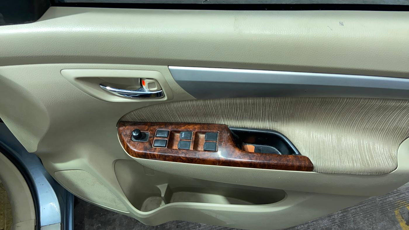 2012 Maruti Ertiga VXI, CNG, Manual, 1,21,839 km, Driver Side Door Panels Control