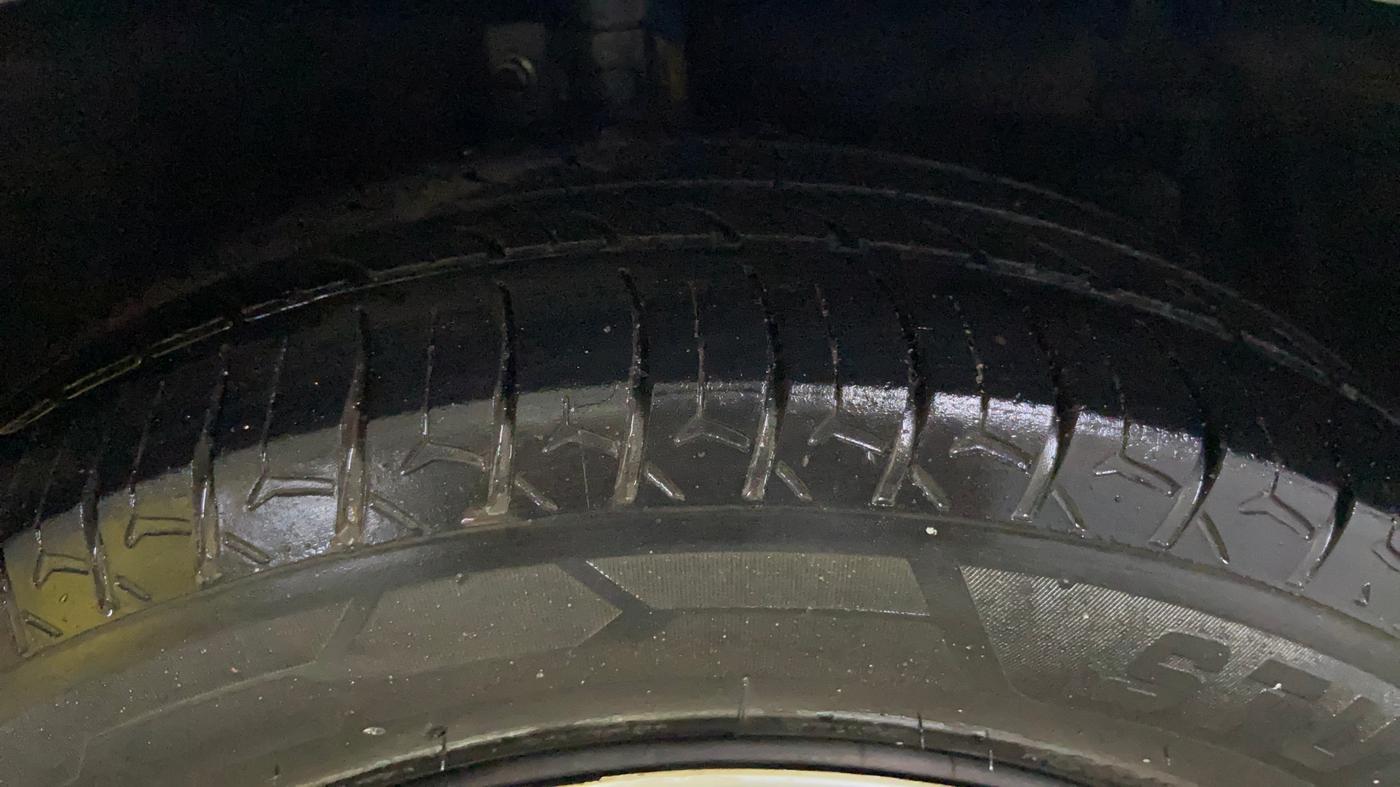 2012 Maruti Ertiga VXI, CNG, Manual, 1,21,839 km, Right Front Tyre Tread