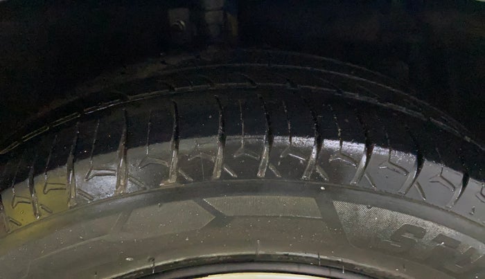 2012 Maruti Ertiga VXI, CNG, Manual, 1,21,801 km, Right Front Tyre Tread