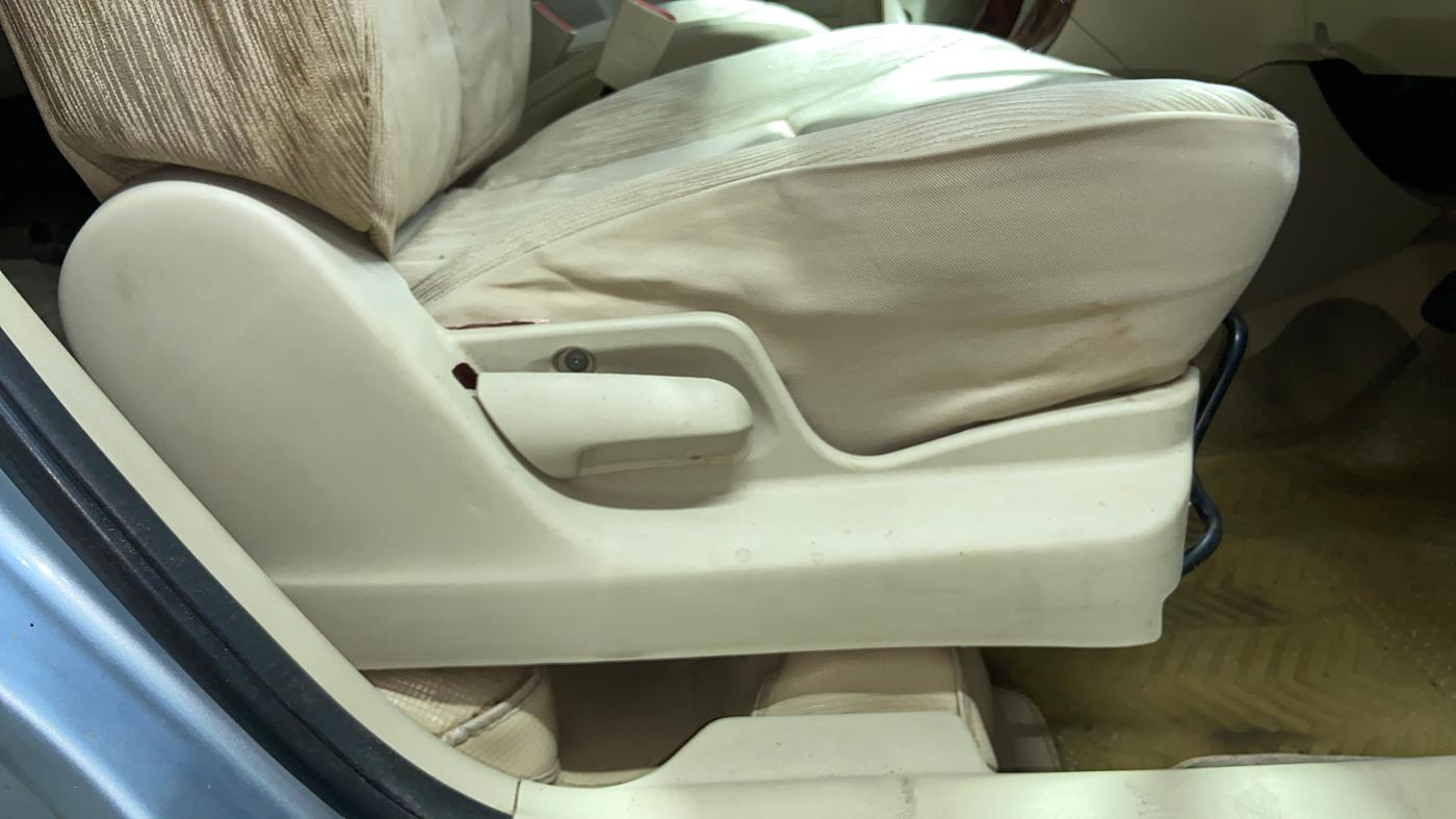 2012 Maruti Ertiga VXI, CNG, Manual, 1,21,839 km, Driver Side Adjustment Panel