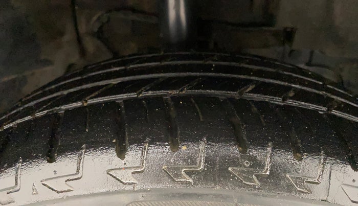 2018 Tata NEXON XM PETROL, Petrol, Manual, 1,06,102 km, Right Front Tyre Tread
