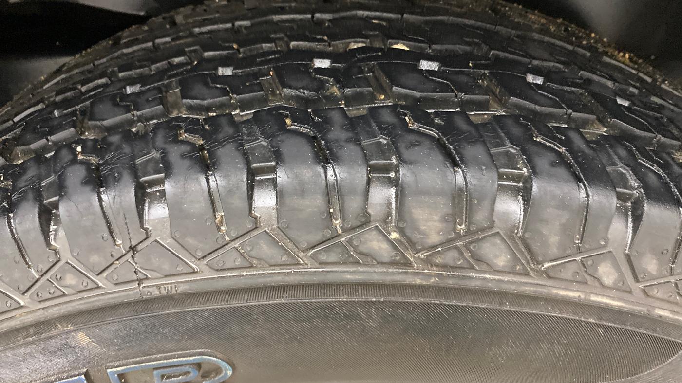 2021 Mahindra Thar LX  P 4WD AT CONVERTIBLE, Petrol, Automatic, 21,785 km, Left Rear Tyre Tread