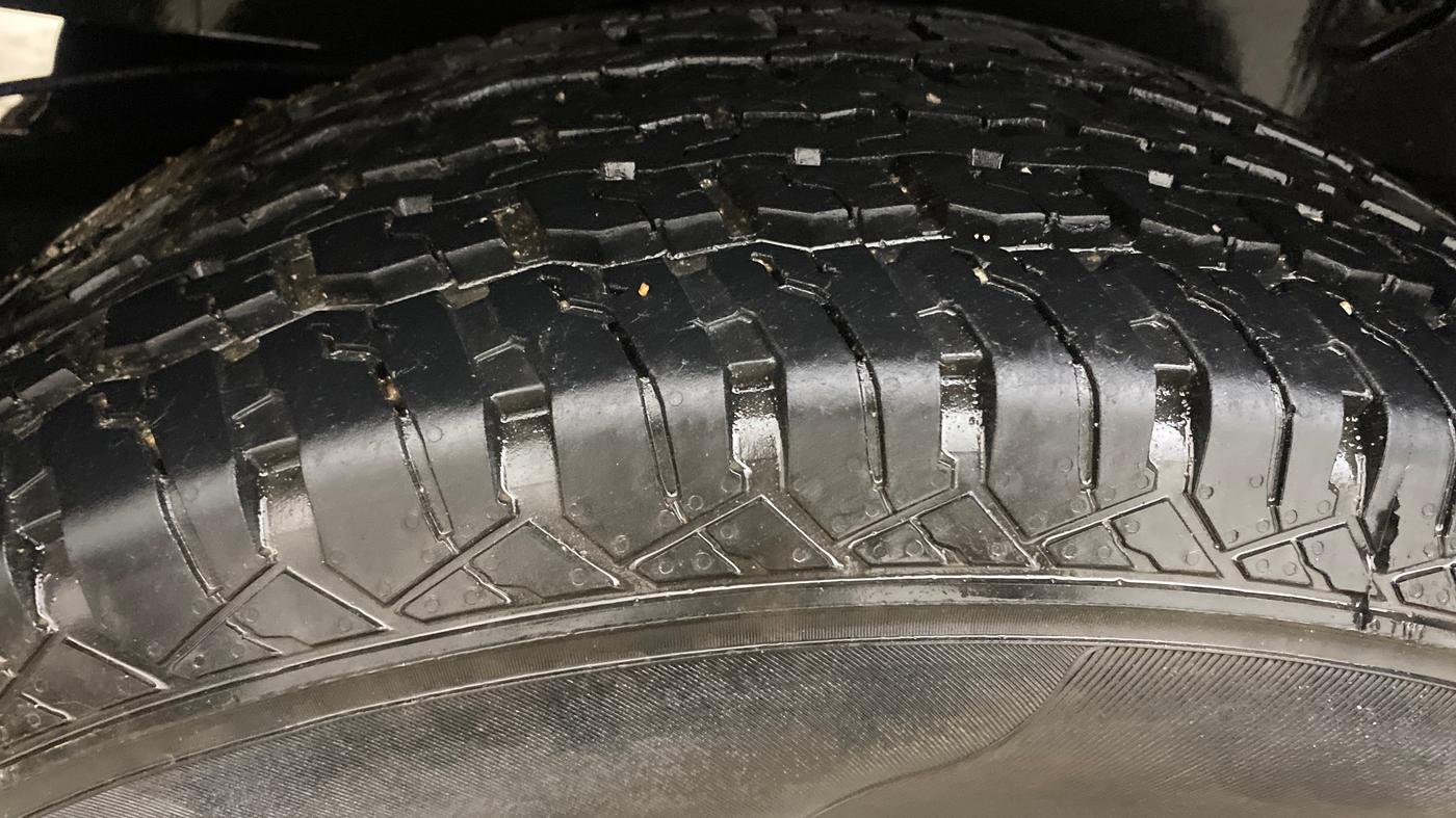 2021 Mahindra Thar LX  P 4WD AT CONVERTIBLE, Petrol, Automatic, 21,785 km, Right Rear Tyre Tread