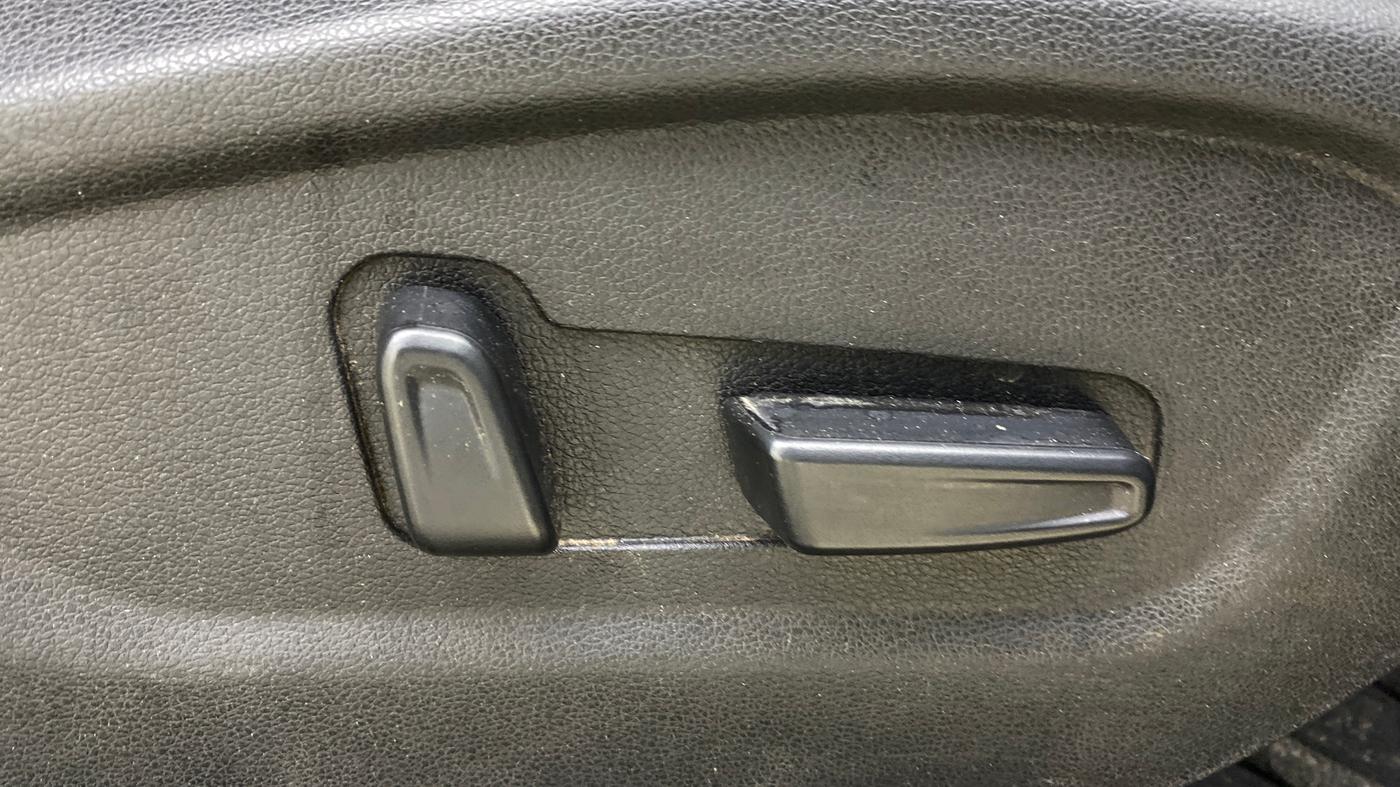 2021 Hyundai ALCAZAR 2.0 SIGNATURE (O) AT 6STR, Petrol, Automatic, 64,767 km, Driver Side Adjustment Panel