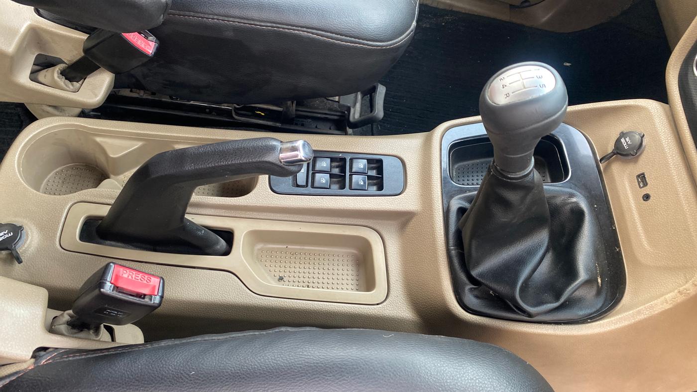 2016 Mahindra TUV300 T8, Diesel, Manual, 84,299 km, Gear Lever