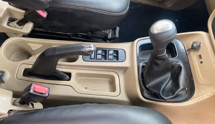 2016 Mahindra TUV300 T8, Diesel, Manual, 84,299 km, Gear Lever