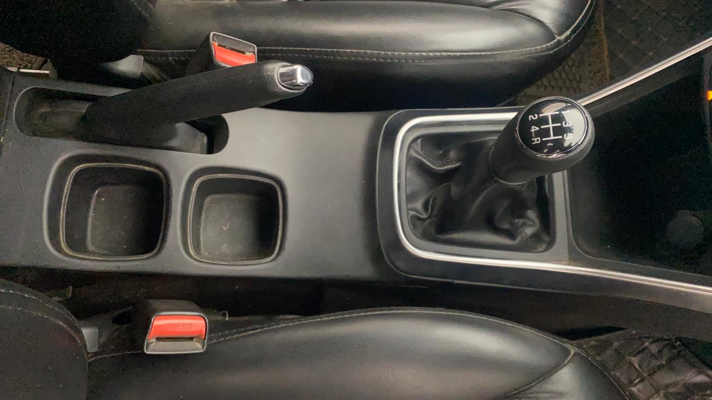 2017 Maruti S Cross ALPHA 1.3, Diesel, Manual, 87,034 km, Gear Lever