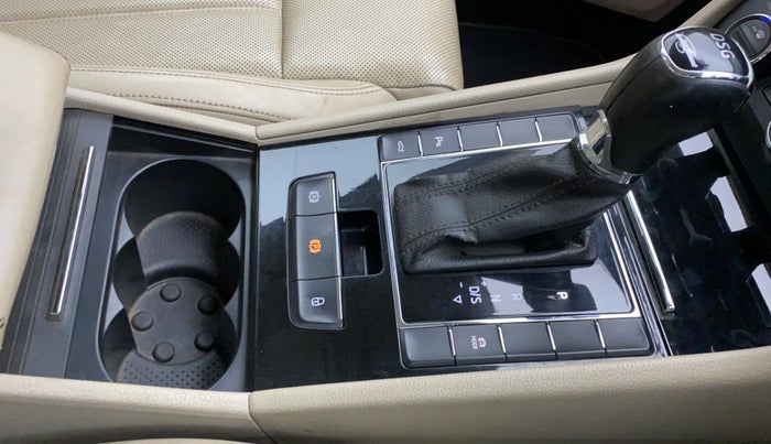 2016 Skoda Superb 1.8 TSI LK AT, Petrol, Automatic, 99,693 km, Gear Lever