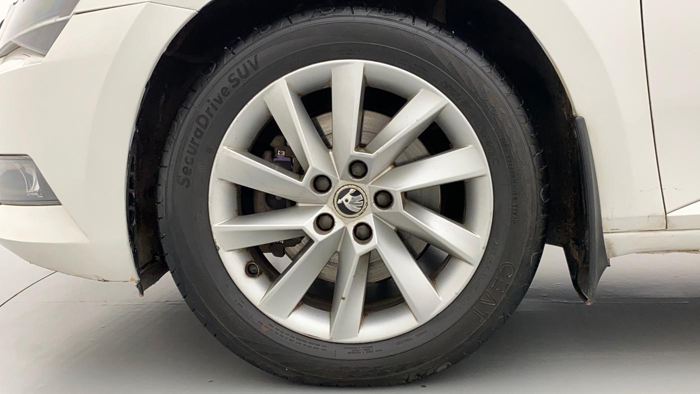 2016 Skoda Superb 1.8 TSI LK AT, Petrol, Automatic, 99,693 km, Left Front Wheel