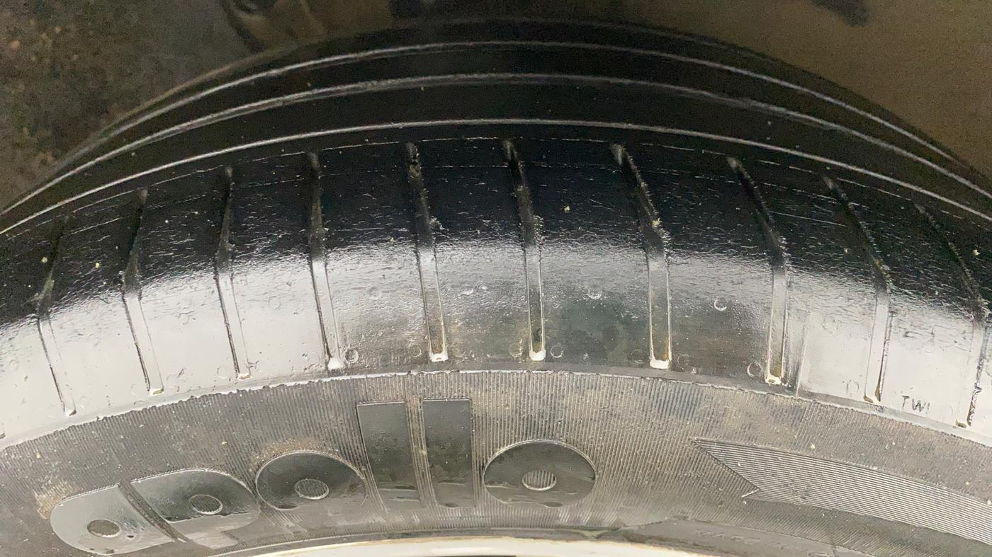 2016 Skoda Superb 1.8 TSI LK AT, Petrol, Automatic, 99,693 km, Left Front Tyre Tread