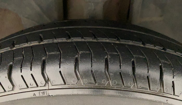 2018 Renault Kwid RXL 1.0, Petrol, Manual, 1,24,612 km, Right Front Tyre Tread