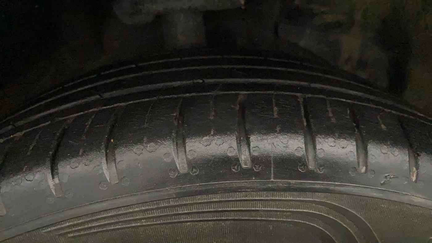 2022 MG HECTOR PLUS Sharp Pro 1.5 Turbo Petrol CVT 6 STR, Petrol, Automatic, 26,350 km, Right Front Tyre Tread