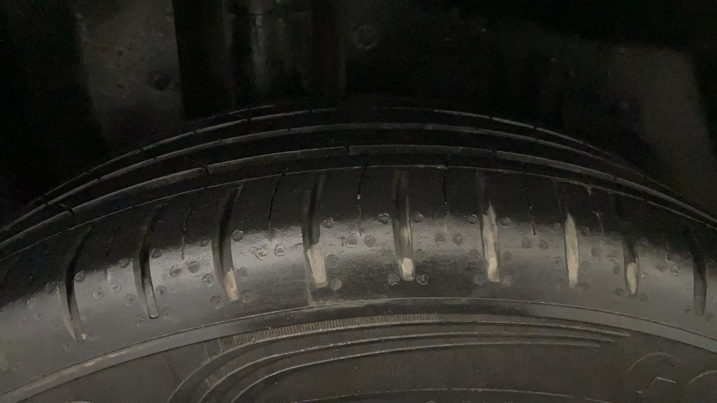 2022 MG HECTOR PLUS Sharp Pro 1.5 Turbo Petrol CVT 6 STR, Petrol, Automatic, 26,350 km, Right Rear Tyre Tread