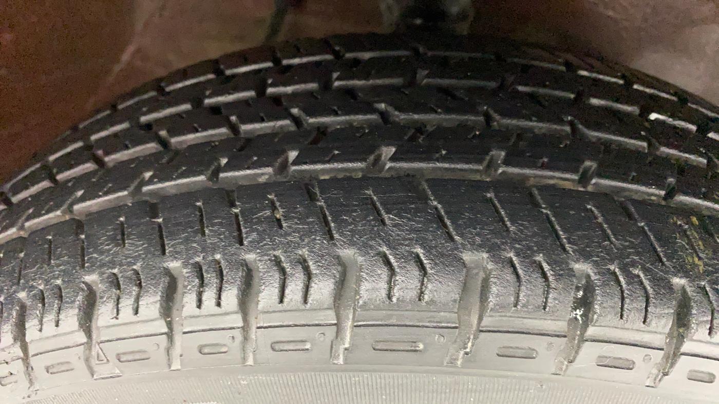 2016 Maruti Alto K10 VXI P, Petrol, Manual, 27,389 km, Right Front Tyre Tread