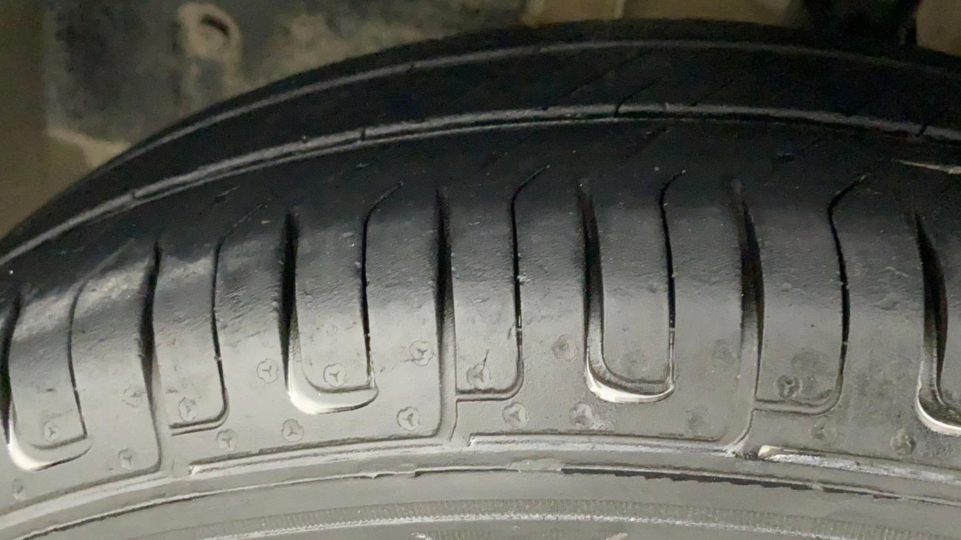 2019 Renault TRIBER RXL MT, Petrol, Manual, 57,406 km, Left Front Tyre Tread