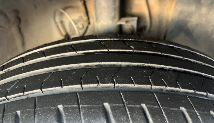 2022 Hyundai VENUE S(O) 1.2, Petrol, Manual, 1,31,745 km, Right Front Tyre Tread