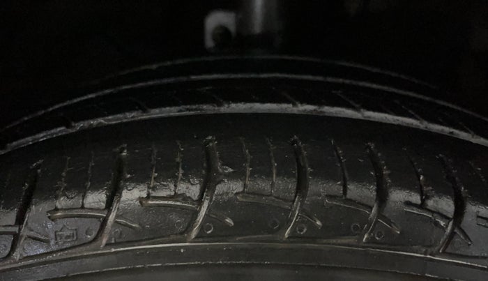 2017 Maruti Baleno DELTA PETROL 1.2, Petrol, Manual, 88,935 km, Left Front Tyre Tread