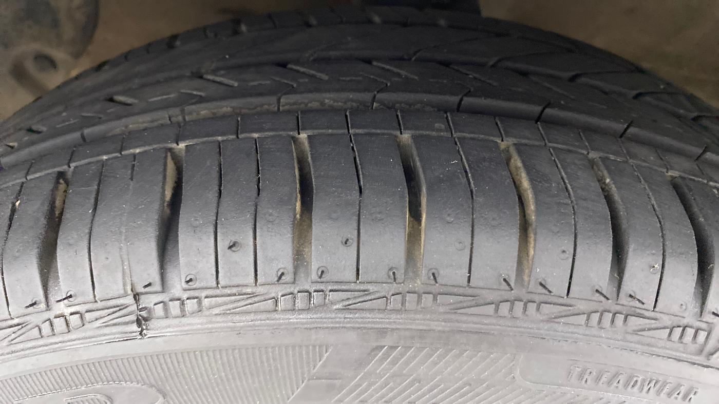 2017 Hyundai Grand i10 SPORTZ (O) 1.2 AT VTVT, Petrol, Automatic, 78,100 km, Left Front Tyre Tread