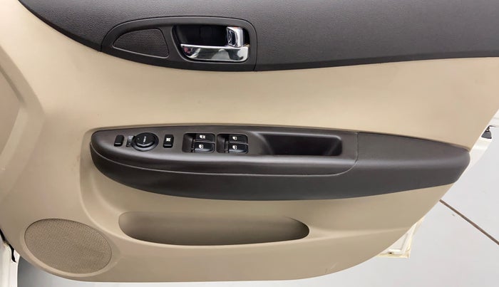 2013 Hyundai i20 MAGNA O 1.4 CRDI, Diesel, Manual, 71,348 km, Driver Side Door Panels Control