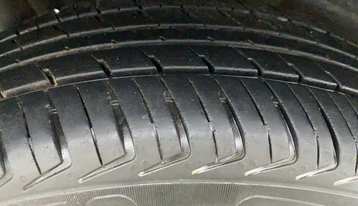 2013 Maruti Wagon R Stingray VXI, Petrol, Manual, 84,537 km, Right Rear Tyre Tread