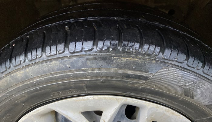 2015 Ford New Figo TREND 1.2 PETROL, Petrol, Manual, 82,996 km, Right Front Tyre Tread