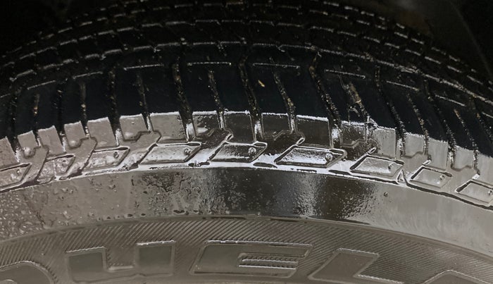 2014 Mahindra XUV500 W8, Diesel, Manual, 1,49,534 km, Right Front Tyre Tread