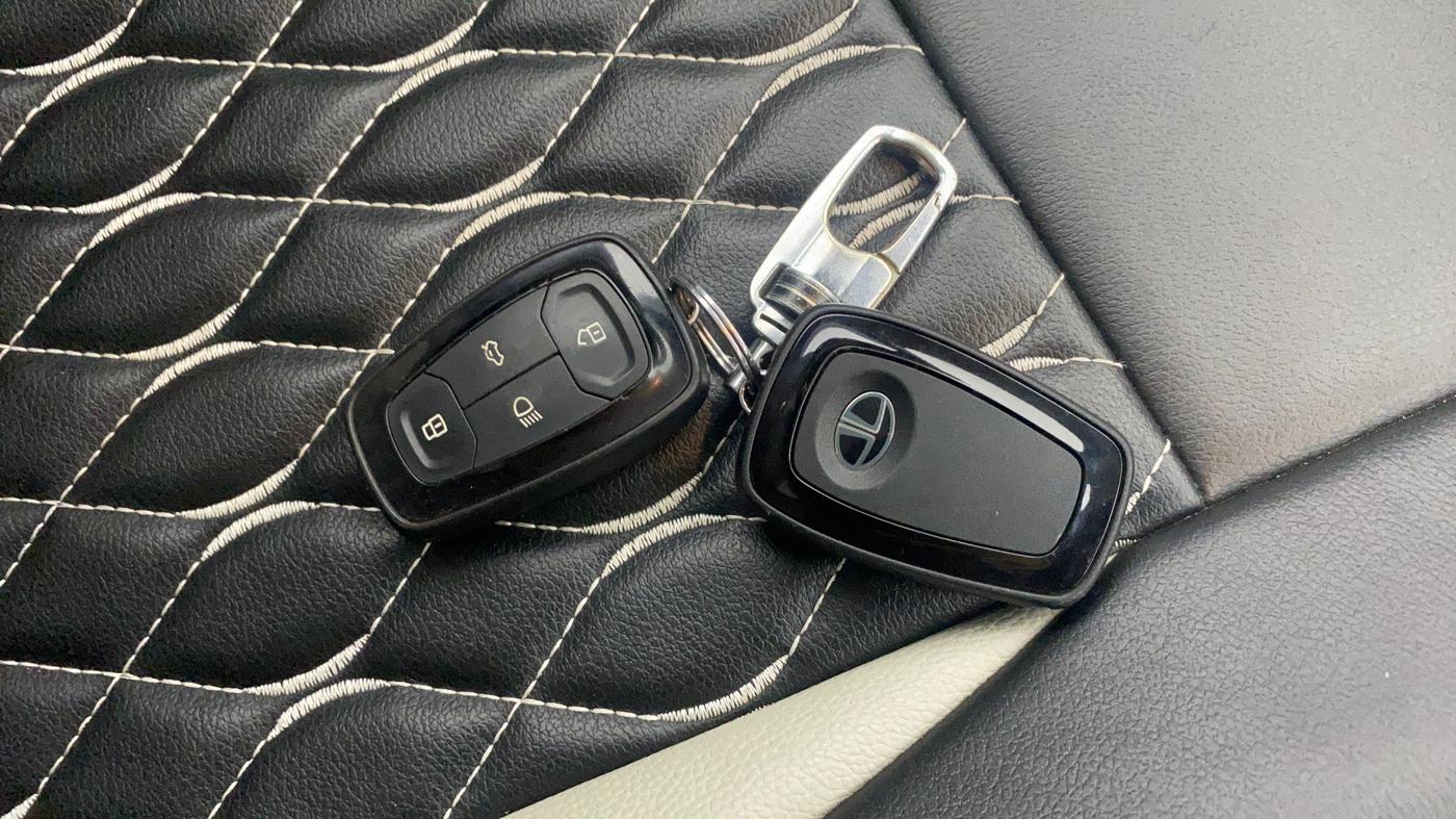 2023 Tata PUNCH CREATIVE  AMT, Petrol, Automatic, 9,189 km, Key Close Up