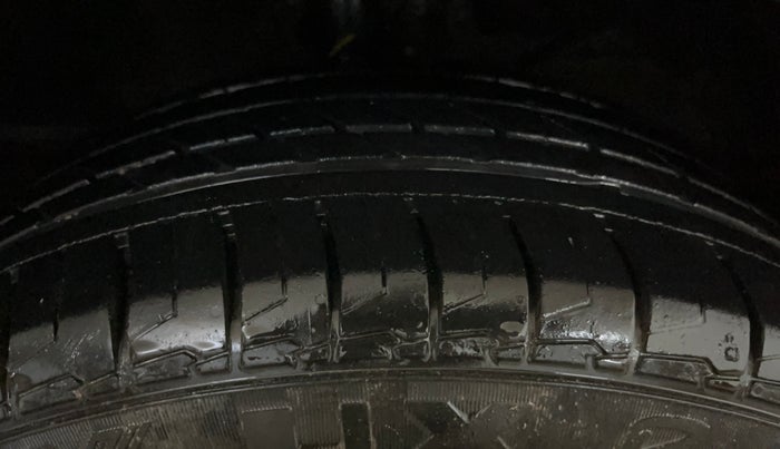 2017 Maruti Baleno DELTA PETROL 1.2, Petrol, Manual, 70,683 km, Right Front Tyre Tread