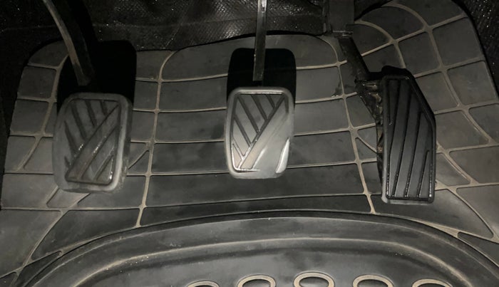 2017 Maruti Baleno DELTA PETROL 1.2, Petrol, Manual, 70,683 km, Pedals