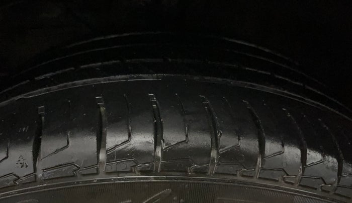 2017 Maruti Baleno DELTA PETROL 1.2, Petrol, Manual, 70,683 km, Left Front Tyre Tread