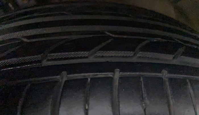 2015 Maruti Swift VXI D, Petrol, Manual, 53,522 km, Left Front Tyre Tread