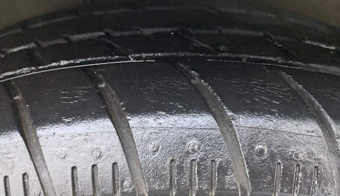 2015 Maruti Celerio VXI CNG, CNG, Manual, 83,562 km, Right Front Tyre Tread