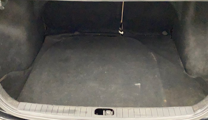2010 Hyundai Verna TRANSFORM 1.6 VTVT, Petrol, Manual, 86,265 km, Boot Inside