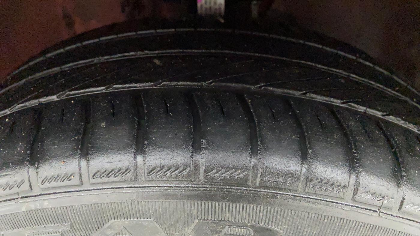 2012 Volkswagen Polo HIGHLINE1.2L PETROL, Petrol, Manual, 1,26,553 km, Right Front Tyre Tread