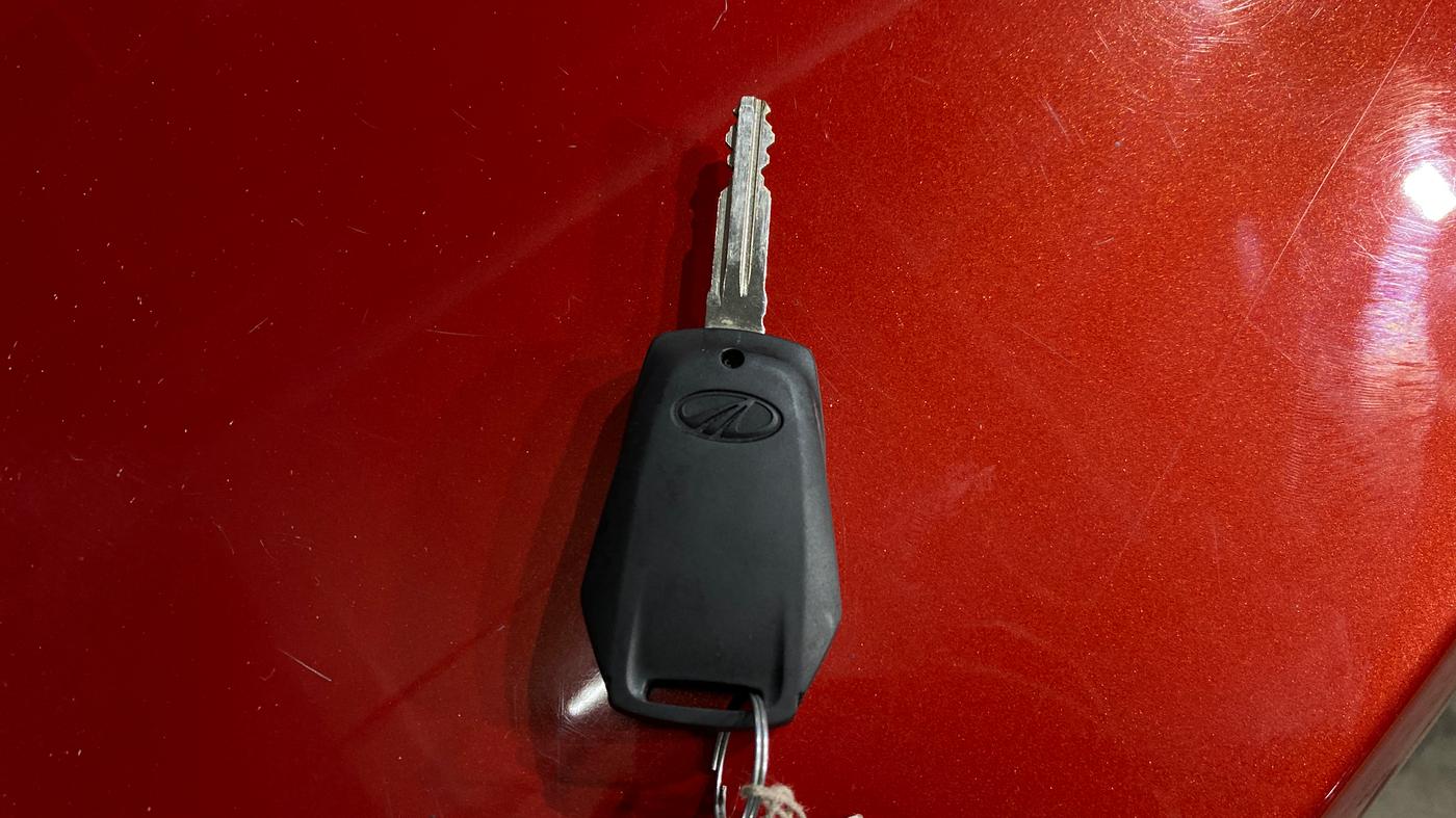 2017 Mahindra Kuv100 K6 6 STR, Petrol, Manual, 25,287 km, Key Close Up