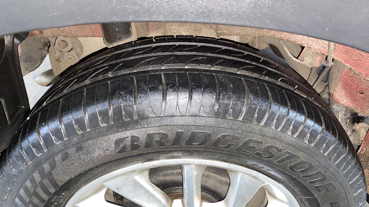 2017 Mahindra Kuv100 K6 6 STR, Petrol, Manual, 25,287 km, Right Rear Tyre Tread