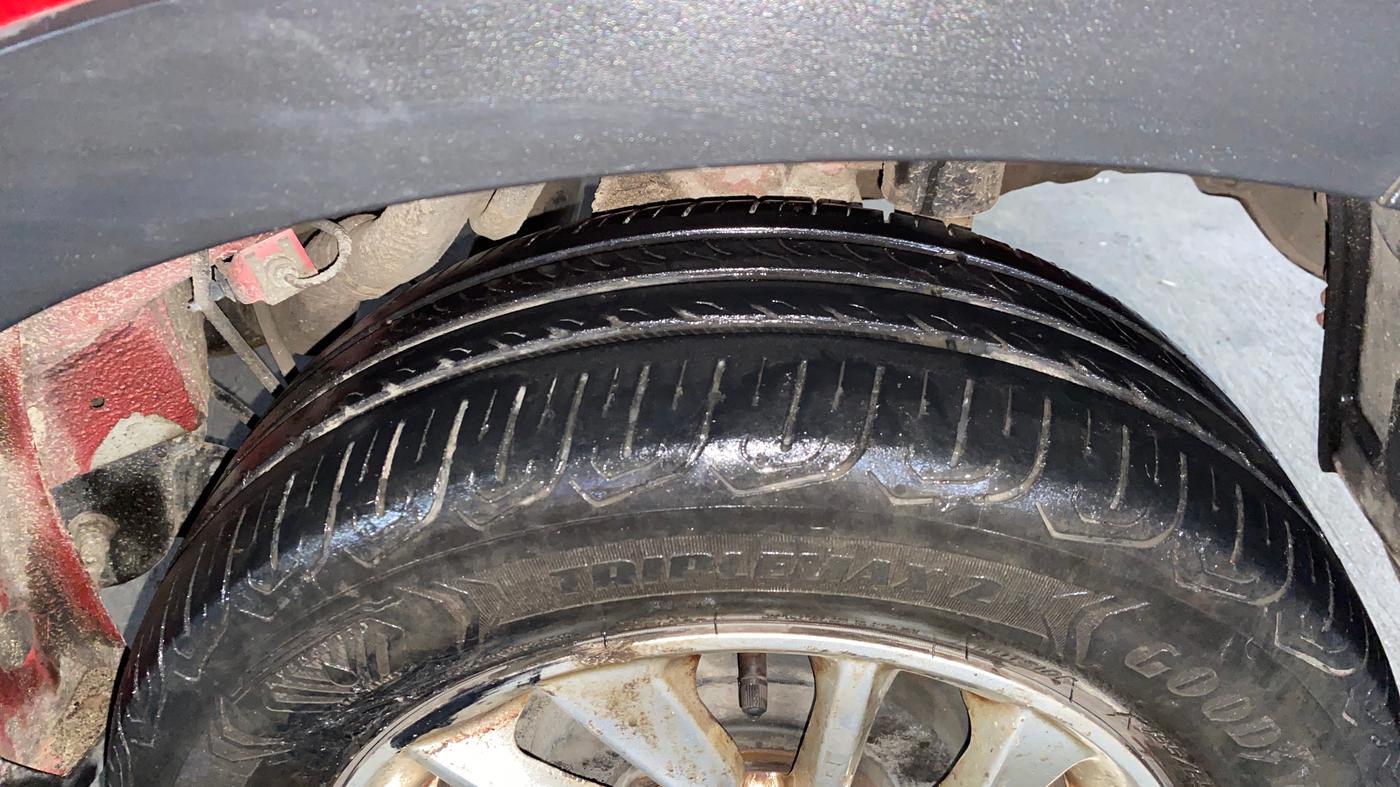 2017 Mahindra Kuv100 K6 6 STR, Petrol, Manual, 25,287 km, Left Rear Tyre Tread