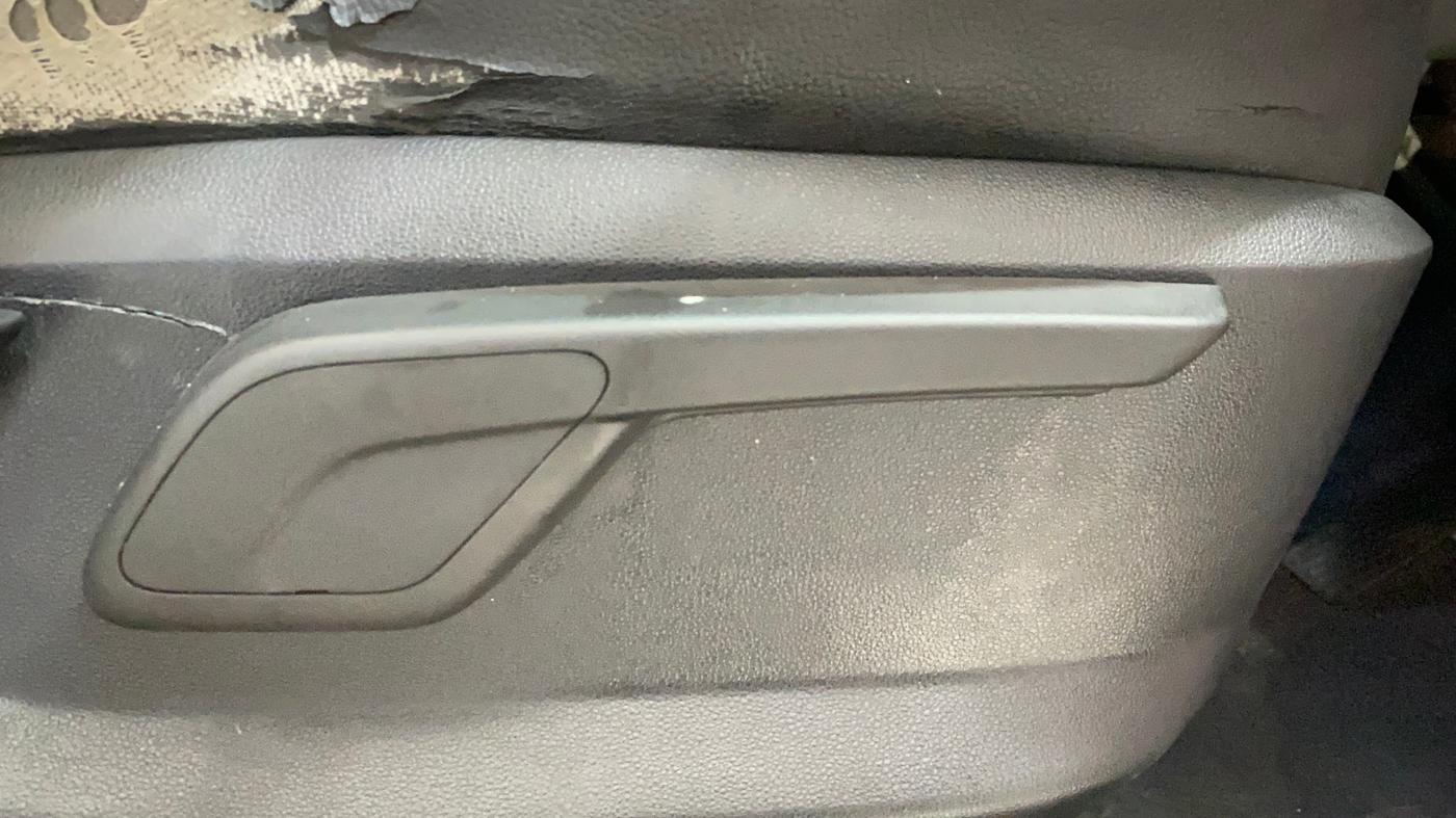 2017 Mahindra Kuv100 K6 6 STR, Petrol, Manual, 25,287 km, Driver Side Adjustment Panel