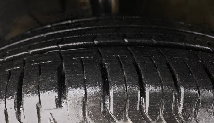 2019 Maruti Swift VXI AMT D, Petrol, Automatic, 8,975 km, Left Front Tyre Tread