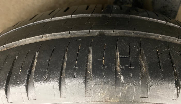 2011 Maruti Ritz VXI, Petrol, Manual, 1,00,332 km, Left Rear Tyre Tread