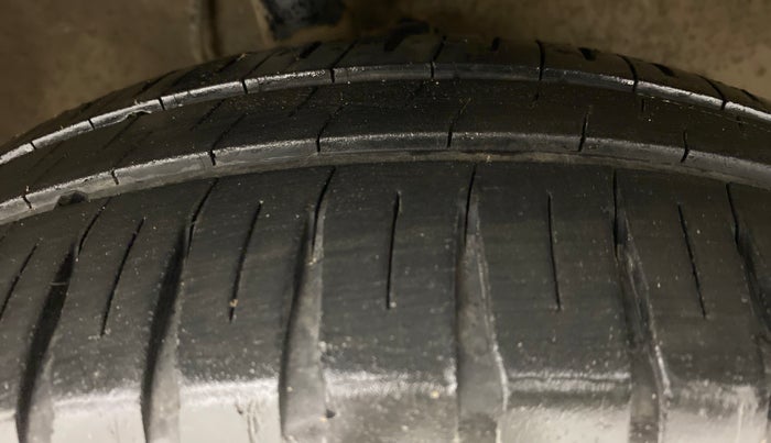2011 Maruti Ritz VXI, Petrol, Manual, 1,00,332 km, Right Front Tyre Tread