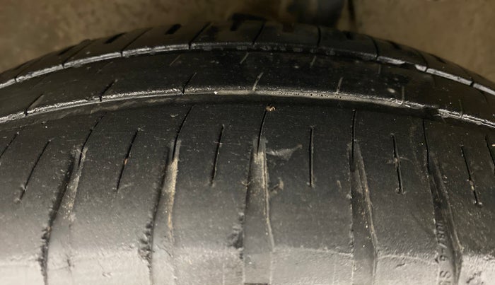 2011 Maruti Ritz VXI, Petrol, Manual, 1,00,332 km, Left Front Tyre Tread