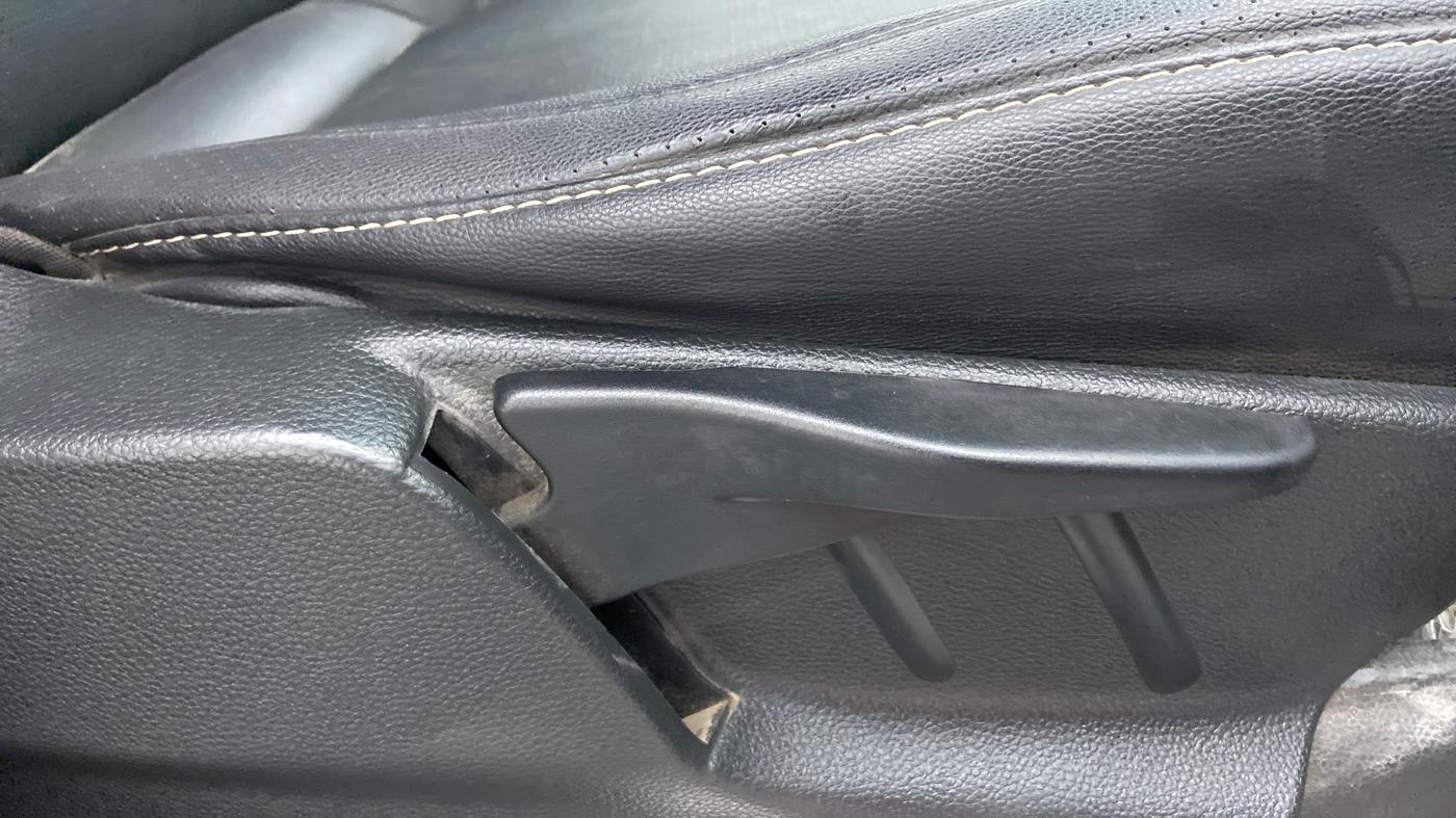 2017 Tata Hexa Varicor 400 XTA, Diesel, Automatic, 1,04,563 km, Driver Side Adjustment Panel
