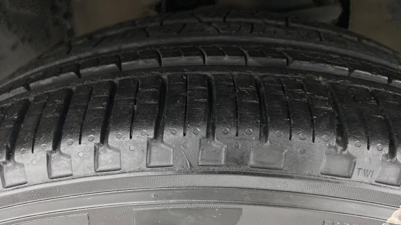 2017 Tata Hexa Varicor 400 XTA, Diesel, Automatic, 1,04,563 km, Right Front Tyre Tread
