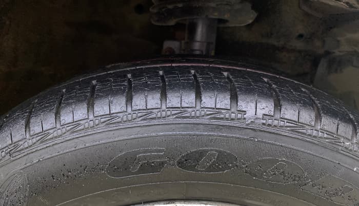 2013 Maruti Ertiga ZXI, Petrol, Manual, 73,710 km, Right Front Tyre Tread